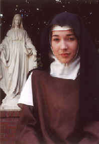 The actress Lindsay Younce as St. Thrse in front of Our Lady