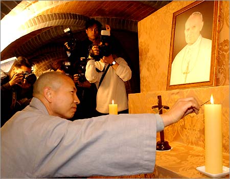 Buddhist Giving Respect to the Loss of JP2